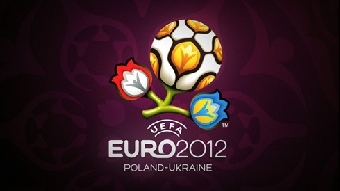 Первыми обладателями билетов на матчи Евро-2012 стали девять представителей стран-хозяек чемпионата