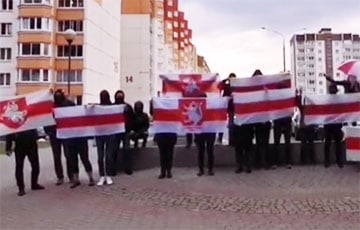 «Жыве Беларусь!»: жители Боровлян вышли на акцию протеста