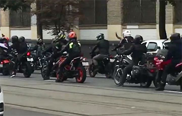 Сотни мотоциклистов с бело-красно-белыми флагами едут по Якуба Коласа в Минске