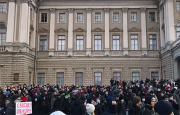 Протестующие окружили заксобрание Петербурга и скандируют «Путина в отставку!»