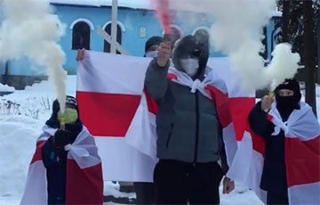 В Аксаковщине провели яркую акцию с бело-красно-белыми фаерами