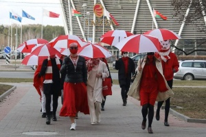 В Минске задержаны девушки с бело-красно-белыми зонтами