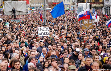 Десятки тысяч словаков вышли на митинг в центре столицы