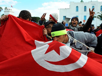 В столице Туниса собрались тысячи противников нового правительства