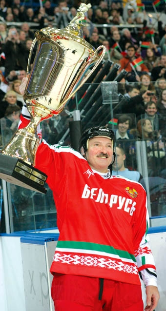 Команда Беларуси проиграла в финале Рождественского хоккейного турнира среди любителей на приз Президента