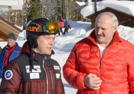 Лукашенко с Медведевым обсудили экономику на лыжах