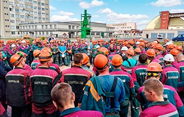 Бастующие солигорские шахтеры поздравили белорусов с Днем Воли