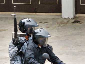 Повстанцы на мотоциклах застрелили трех полицейских в Индонезии