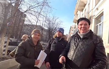 Блогер Лёха Кочегар принес уголь и валежник в приемную Путина