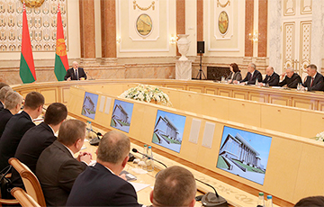 Экономист: Лукашенко сам признается, что в его номенклатуре есть колебания