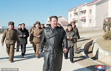 В Северной Корее ввели налог на каждое домохозяйство, чтобы Ким Чен Ын смог раздать детям конфеты в свой день рождения