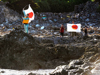 Японцы установили свой флаг на спорном острове в Восточно-Китайском море