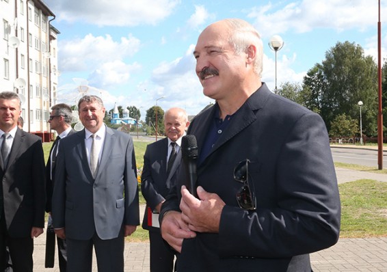 Лукашенко о зарплатах: Вы должны понимать, что никто из ниоткуда деньги не возьмет