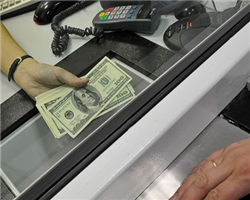Банки больше не продают доллары по цене, ниже 10 000 рублей
