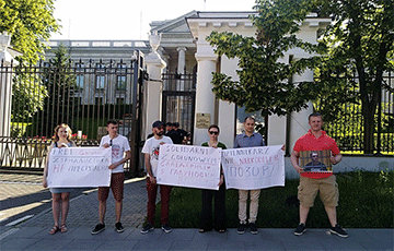Белорусские журналисты пикетировали российское посольство