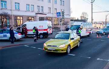 Видеофакт: В центре Гродно женщина-водитель поехала в толпу людей на переходе