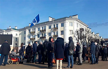 «Люди возмущены и сдаваться не собираются»: брестчане вышли на акцию против завода АКБ