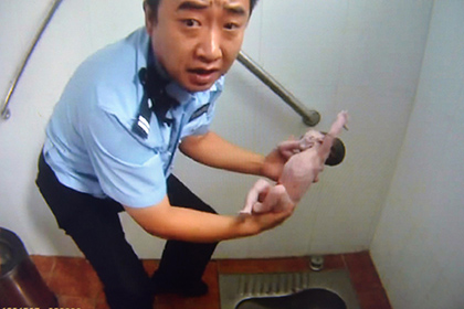 В Китае новорожденную девочку попытались спустить в канализацию