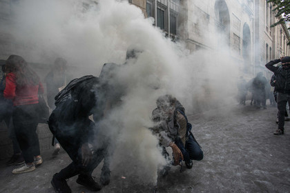 Полиция применила слезоточивый газ против протестующих в Париже