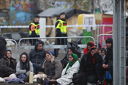 Шведские полицейские убежали от толпы мигрантов