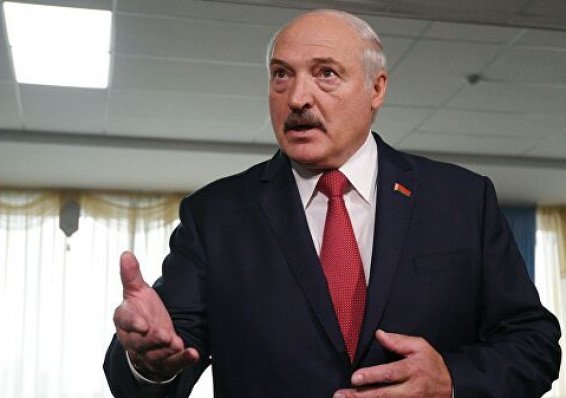 Лукашенко сказал, что не прячется от коронавируса