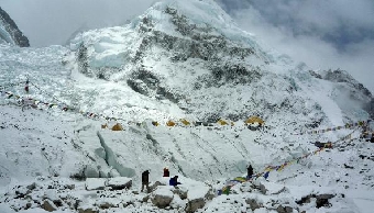 Непальских чиновников отправят на Эверест