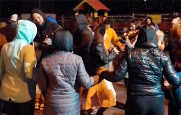 Видеофакт: На «площади Перемен» люди танцуют народные танцы