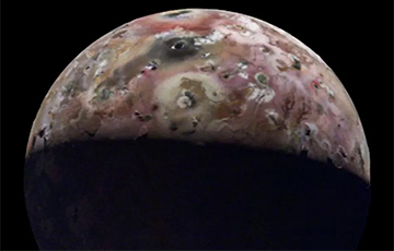 Аппарат NASA Juno показал спутник Юпитера Ио, покрытый вулканами