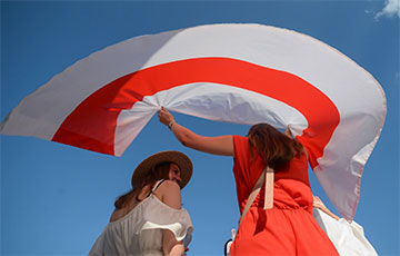 Российская «Медуза»: Посмотрите, какой красивый бело-красно-белый флаг!
