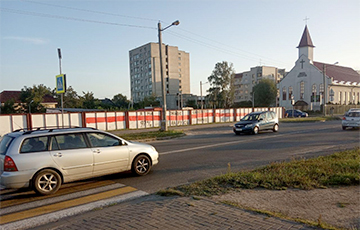 Белорусские города поднимают национальные флаги