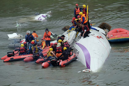 СМИ опубликовали последние слова пилота перед падением самолета на Тайване