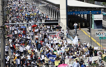 Тысячи сальвадорцев протестовали против президента и биткоина