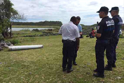 На побережье французского острова в Индийском океане нашли обломок самолета