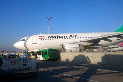 Иранский самолет врезался в ограждение при посадке в аэропорту Стамбула