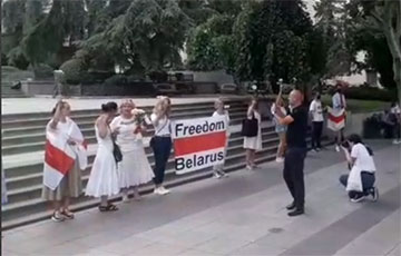 В Тбилиси под бело-красно-белыми флагами прошла акция солидарности с Беларусью