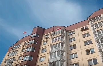 Жители минской многоэтажки устроили флешмоб с флагами
