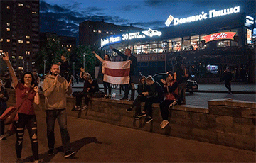 Возле ТЦ «Рига» минчане стоят с бело-красно-белым флагом