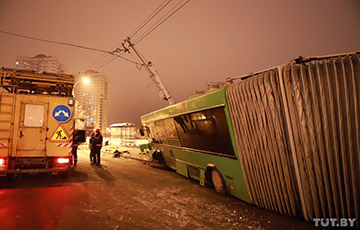 В Минске рейсовый автобус на полном ходу врезался в столб