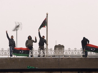 Демонстранты лишили посольство Ливии в Лондоне национального флага
