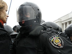 Спецназ отбил здание МВД в Мариуполе