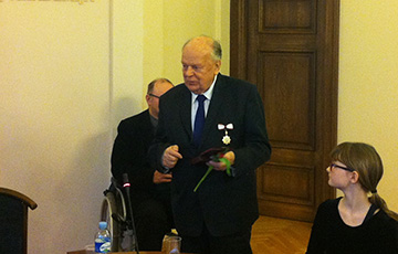Литва наградила Станислава Шушкевича медалью