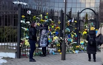 Белорусы массово несут цветы к посольству Украины в Минске