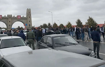 Видеофакт: В Ингушетии начались стычки протестующих с Росгвардией