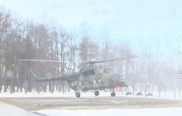 Военный вертолет Ми-8 сел в центре Минска