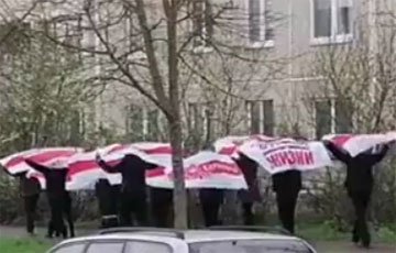 Барановичи вышли на марш с национальными флагами в честь Дня Победы
