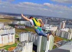 Со строящегося небоскреба «Парус» в Минске спрыгнул парашютист