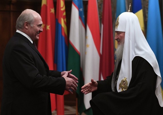 Лукашенко подарил патриарху Кириллу розы и картину