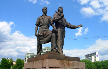 На мосту в Вильнюсе демонтируют советские скульптуры