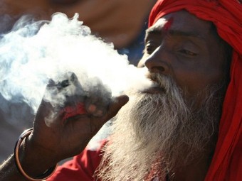 В Непале запретили курить в общественных местах
