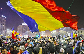 Румыны вышли на главную площадь в поддержку борьбы с коррупцией